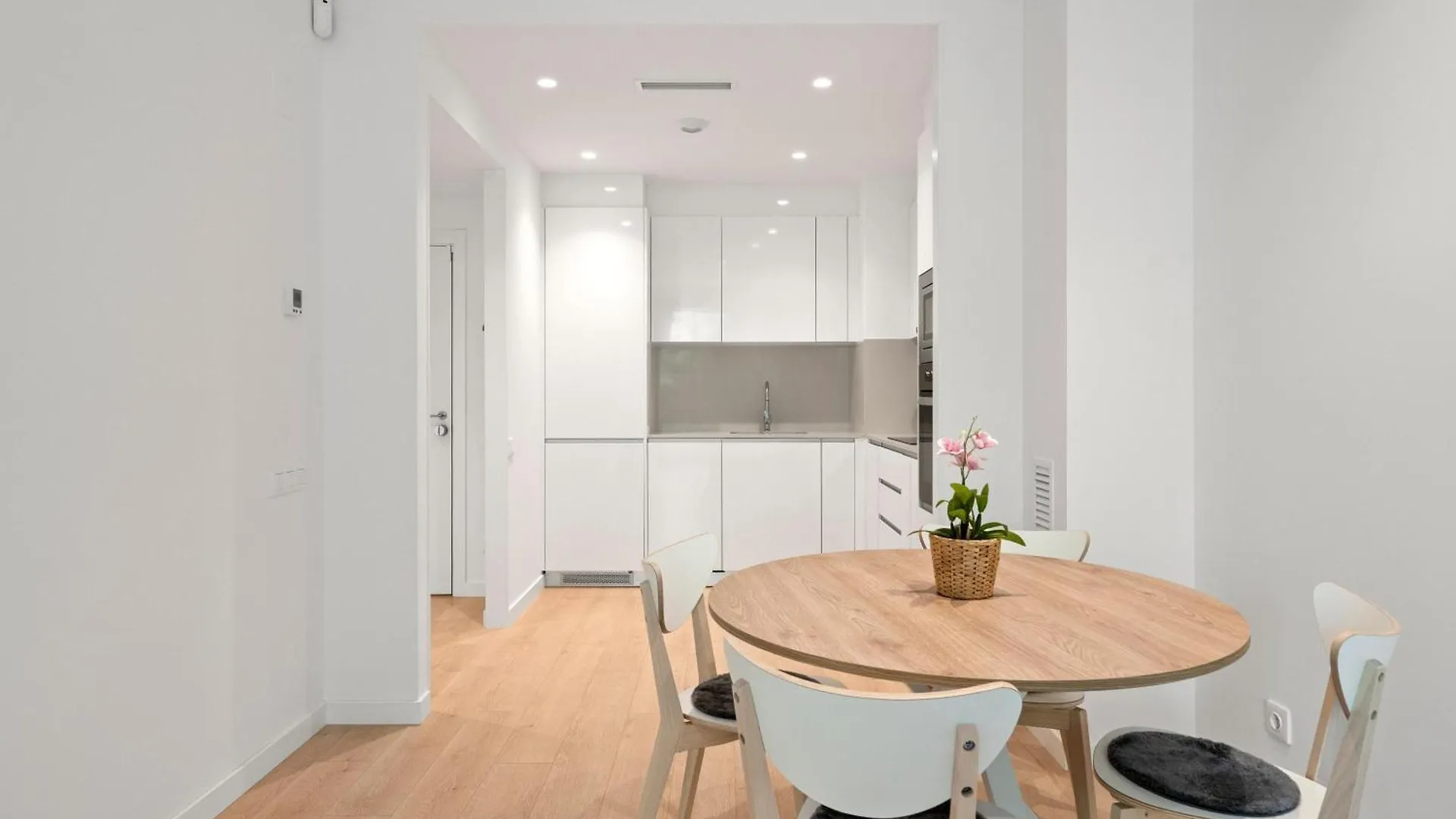 Appartement Modern Oasis 1Br With Rooftop Pools & Parking Barcelona Spanje